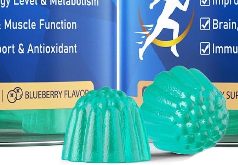 Minimalistická kompozícia pastiliek, citrusov a zelených listov